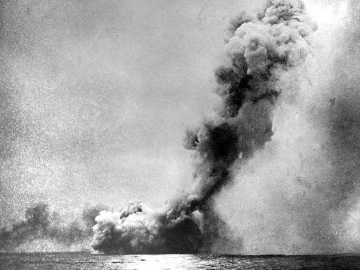 BRITISH BATTLE CRUISER QUEEN MARY EXPLODING